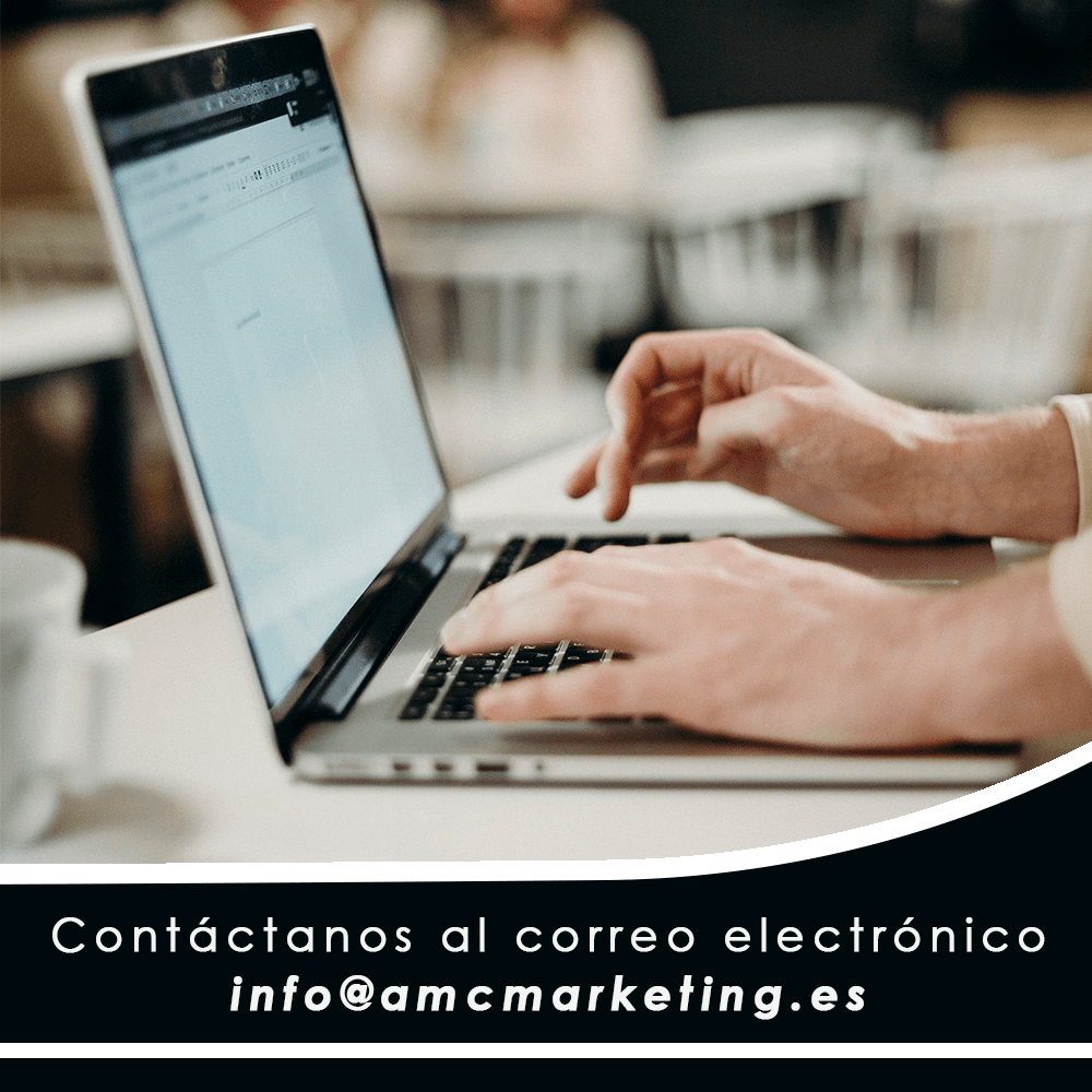 Persona que utiliza un ordenador portátil para contactar por correo electrónico con aMc Marketing